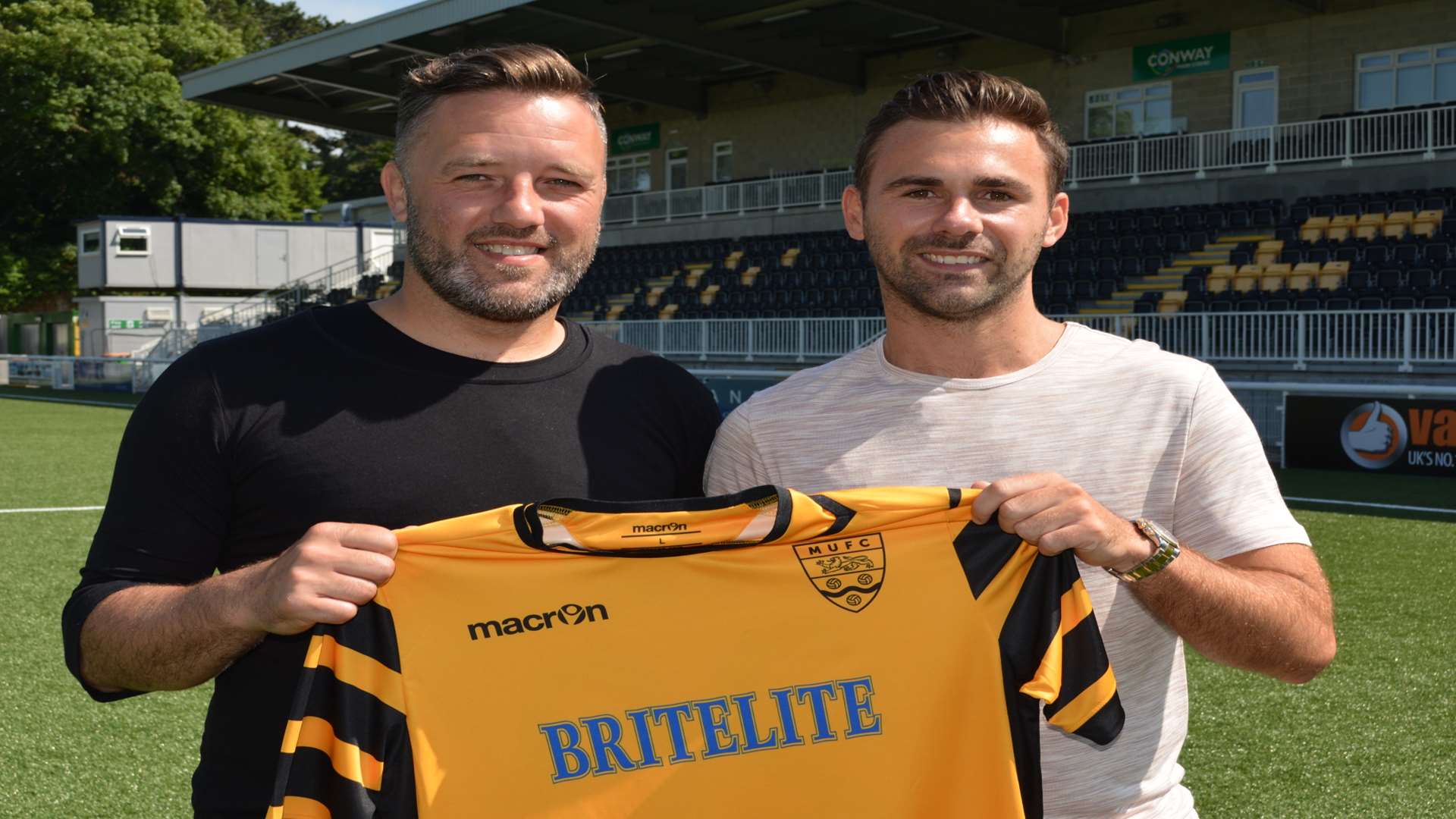 Maidstone boss Jay Saunders with new signing Joe Anderson