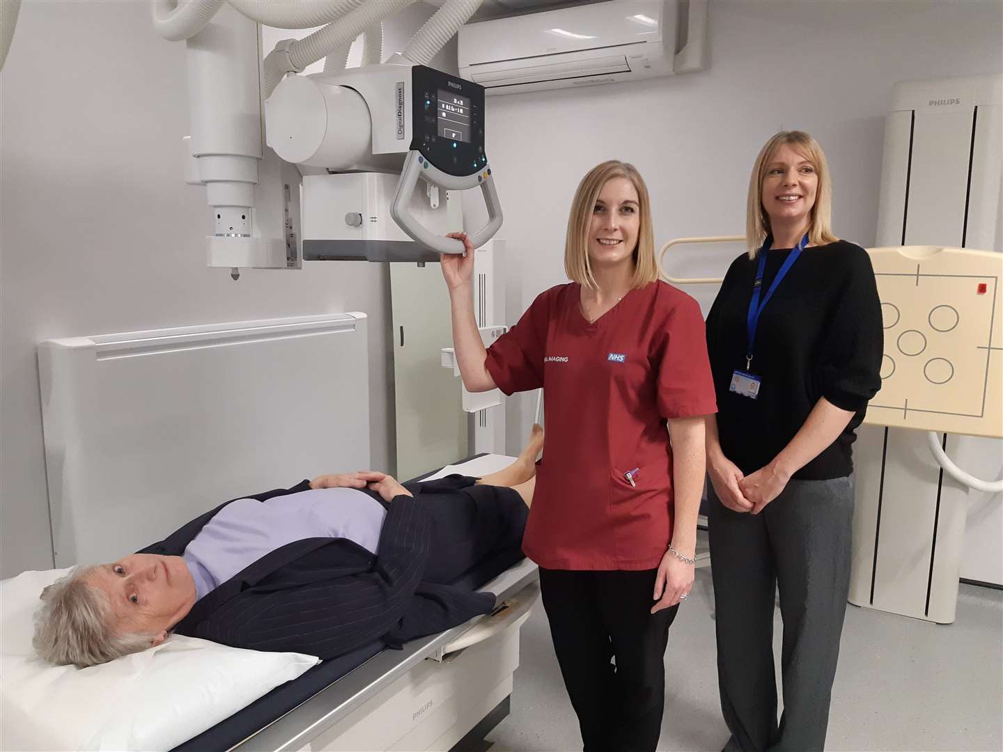 Doris Thompson poses as a patient while senior radiographer Caroline Steed and superintendent radiographer Lara Green show off the machine (6604649)