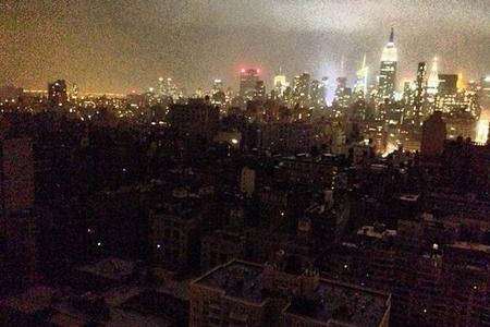 Manhattan loses power as superstorm Sandy strikes