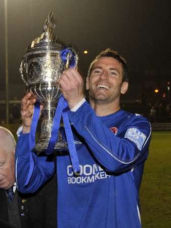 Welling skipper Rob Quinn lifts the Kent Senior Cup Picture: Keith Gillard