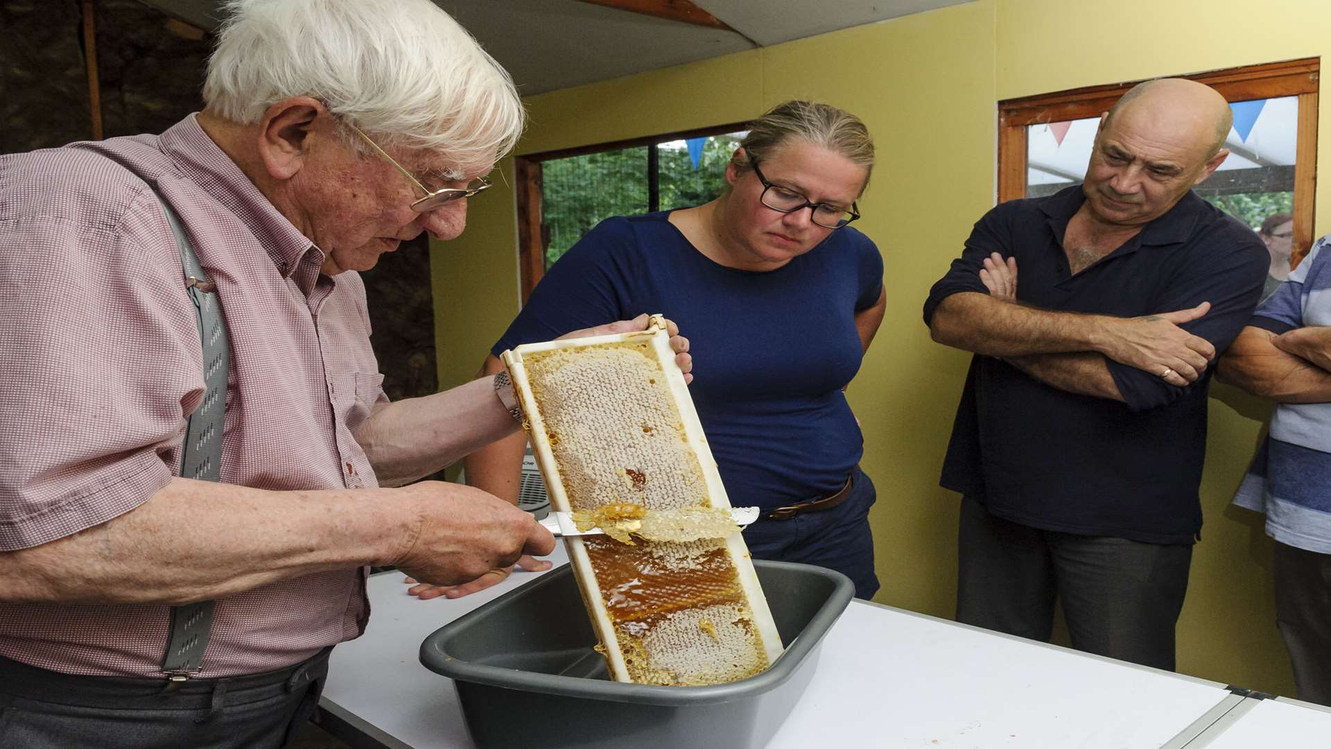 William Mundy demonstrates uncapping the combs.