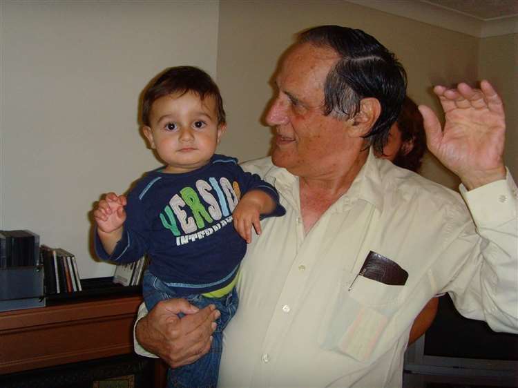 Yoram Hirshfeld en 2007 avec le fils d'un ami (Amnon Eden/PA)