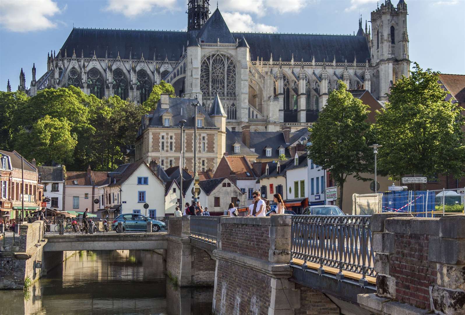 Amien's main attractions include the beautiful cathedral, which is included in the world heritage of UNESCO, the Jules Verne House and the quarters of Saint-Leu and Saint-Maurice.