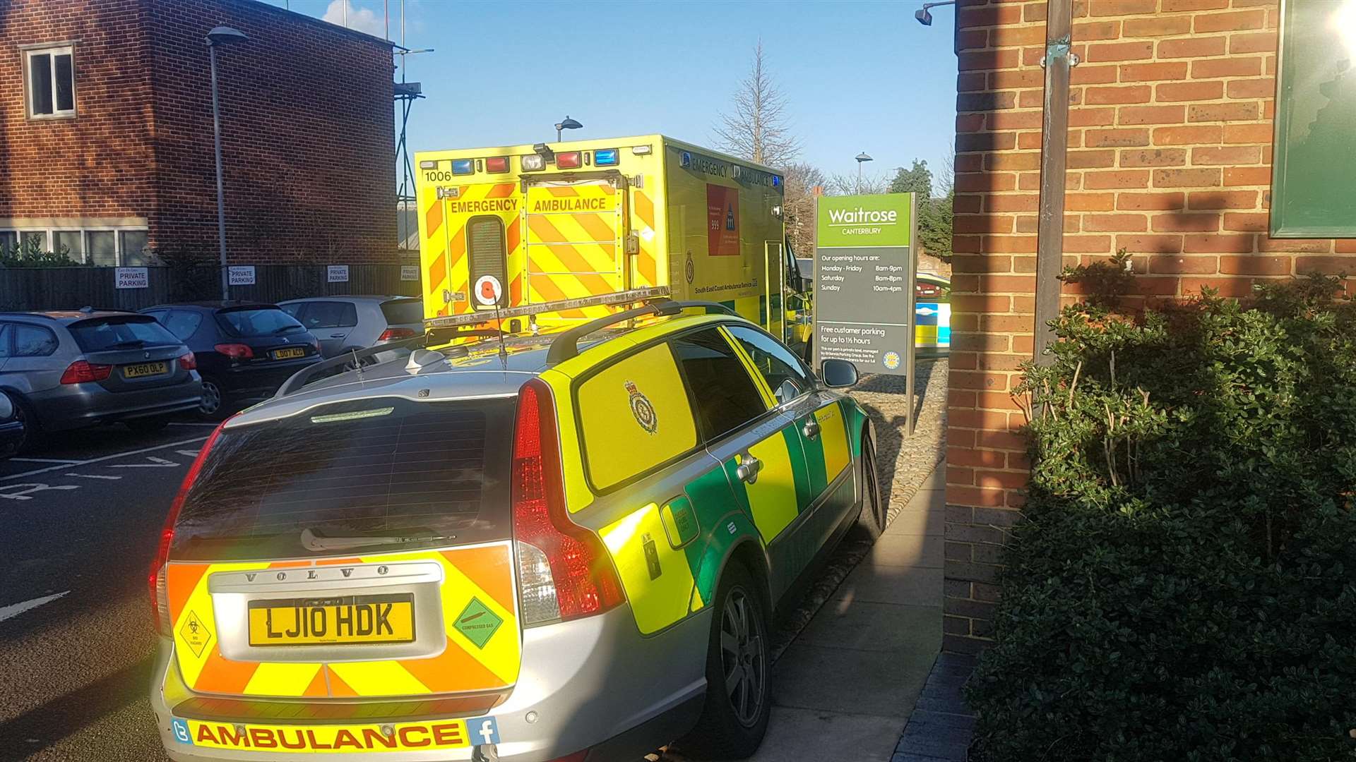 Ambulance crews in New Dover Road (5718040)