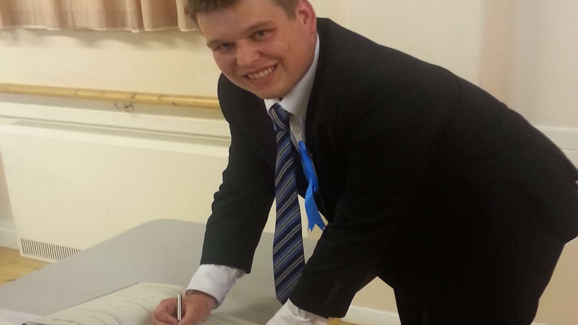 Cllr Boughton signs his acceptance papers
