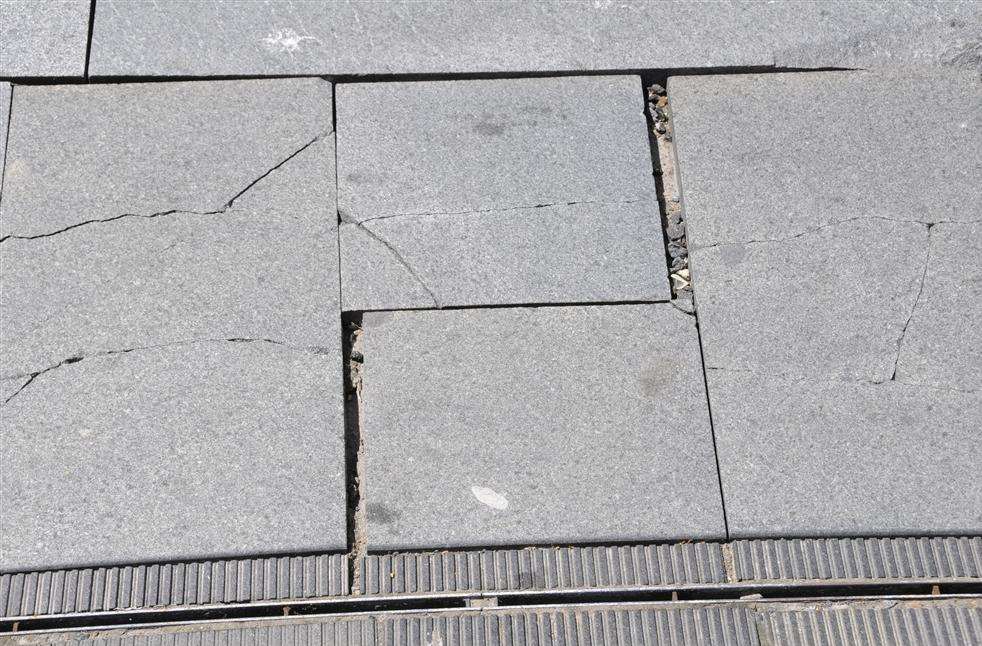 Broken ... the shared space paving in Bank Street