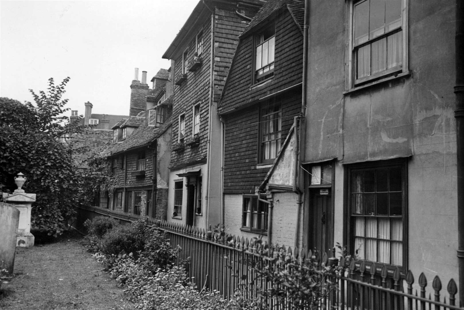 Churchyard, 1941. On immediate inspection, one would not have thought the churchyard and rear of the buildings in the High Street have not changed, but closely the squared bay which today exists at the rear of no.63 High Street (seen here with no.59 and 61) is absent, and probably at a time when the premises of restaurant and takeaway ‘The Chilli Bite’ was still a house. The other two aforementioned premises are Welfare Massage and employment agent MTP Recruitment