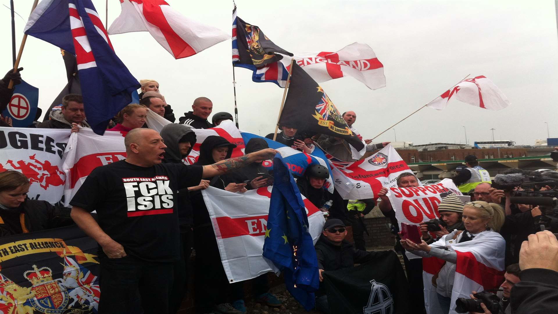 Far right protesters burned an EU flag at the entrance of the Eastern docks