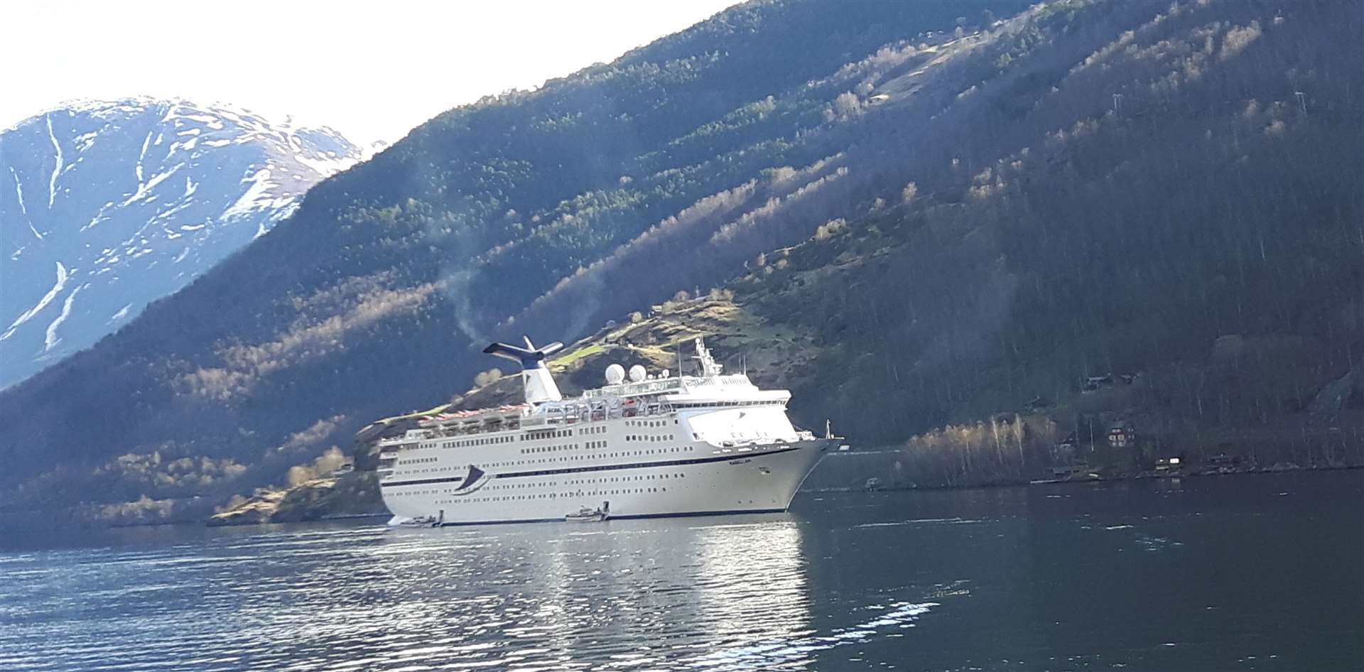 Magellan docks in Flam