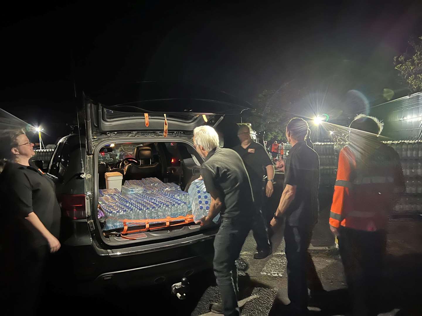 15 South East 4x4 Response volunteers helped distribute water last night