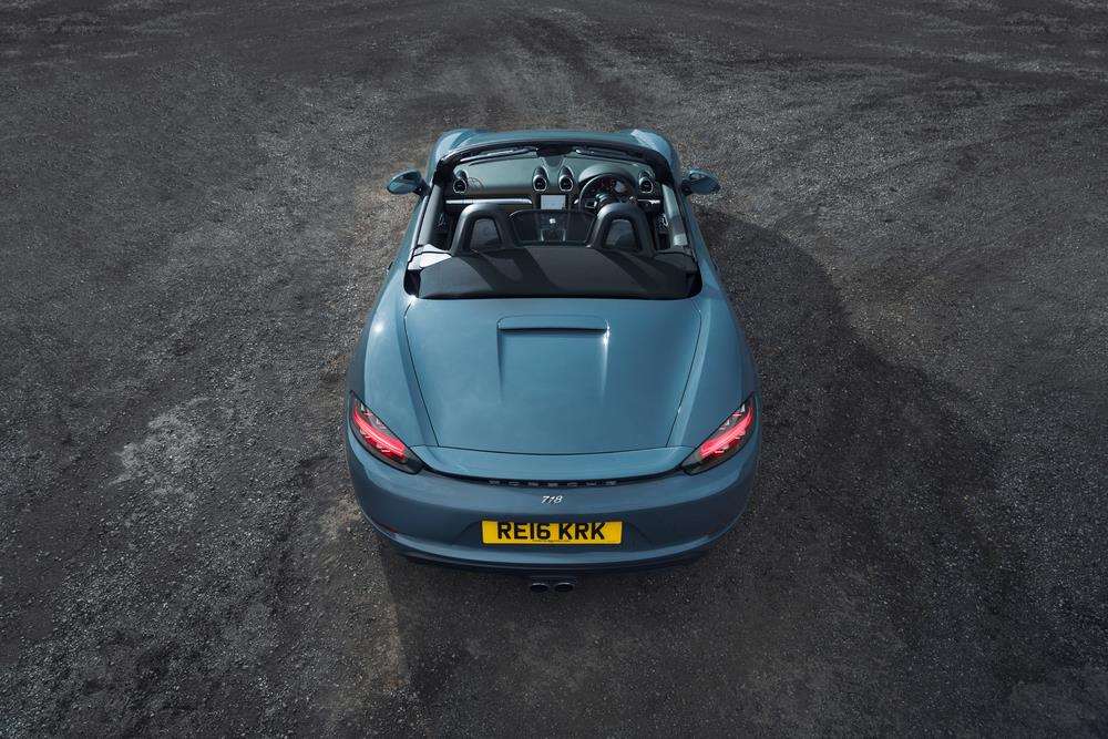 The restyled rear body of the 718 Boxster has a stronger presence – especially due to the accent strip with integrated Porsche badge between the tail lights (3329685)