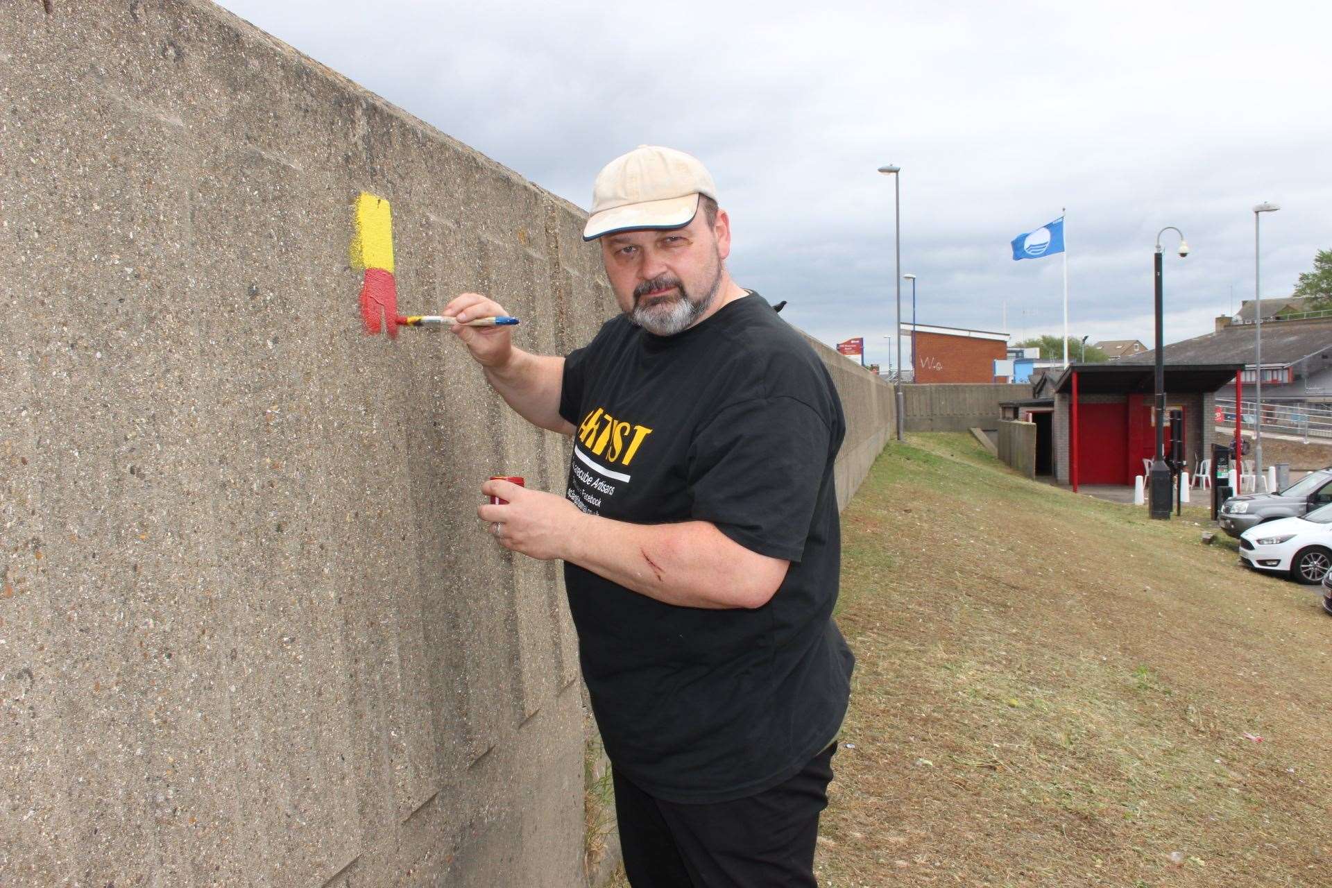 Sheppey artist Richard Jeferies marks out the sea wall in Beachfields, Sheerness, for his secret summer mural. Picture: John Nurden (11526989)