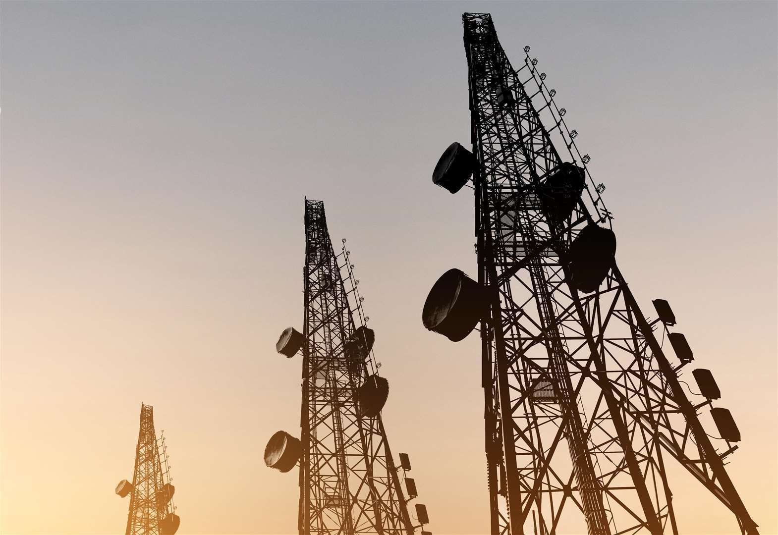 Phone masts will broadcast the alerts, the government doesn't need people's phone numbers