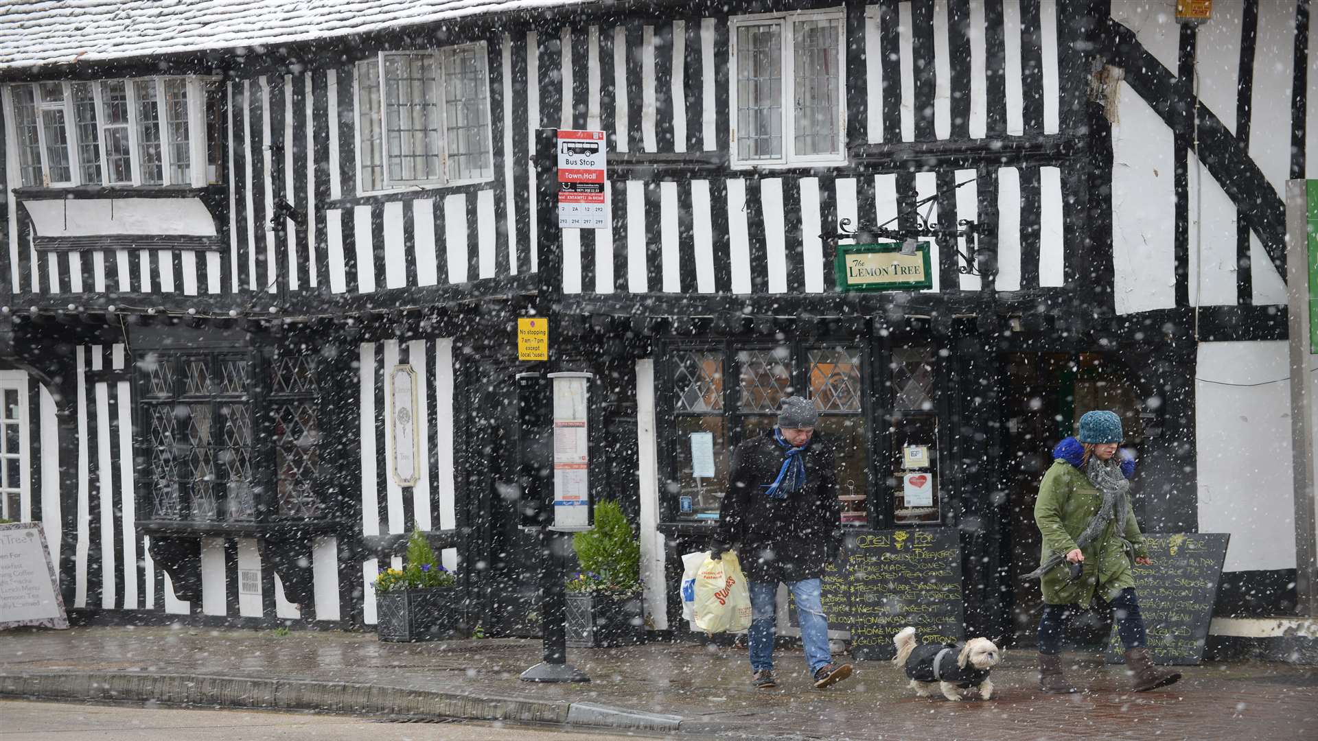 Shoppers battling wintery conditions and freezing temperatures in Tenterden
