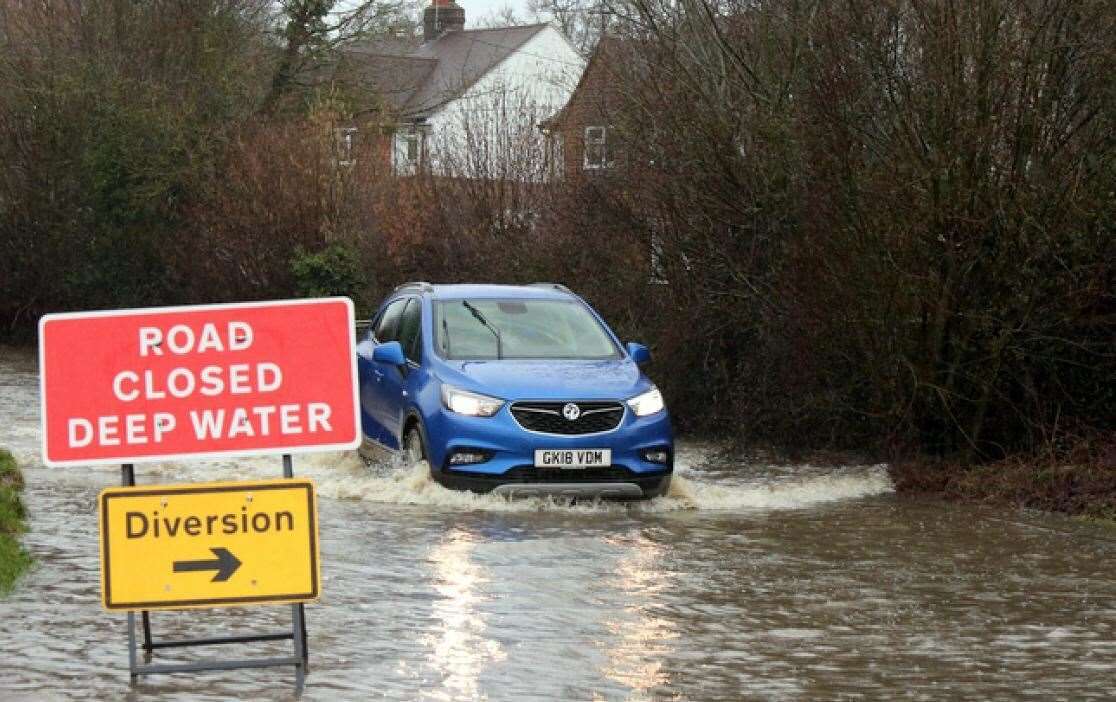 Road closed: Yalding village preparing for flood. Picture: uknip.co.uk (29369639)