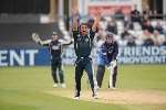 Azhar Mahmood took the first three Hampshire wickets to fall