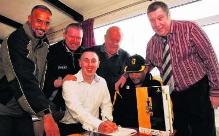 Gravesend RFCC’s James Bradford and Lashings’ Alvin Kallicharran sign the deal