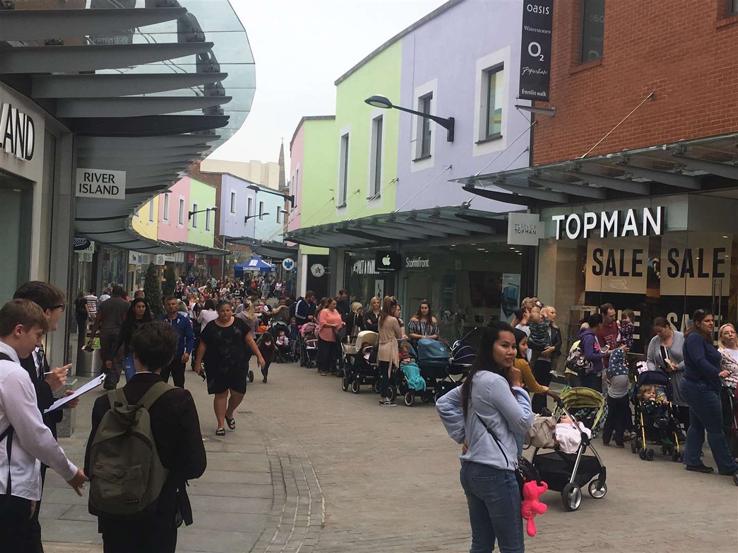 Shoppers queuing for hours to get inside Build a Bear. (3034304)