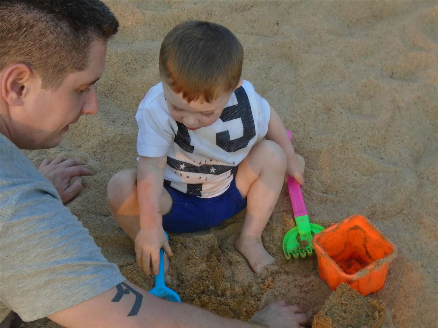 Jack makes sandcastles with dad Daniel Lee Scott