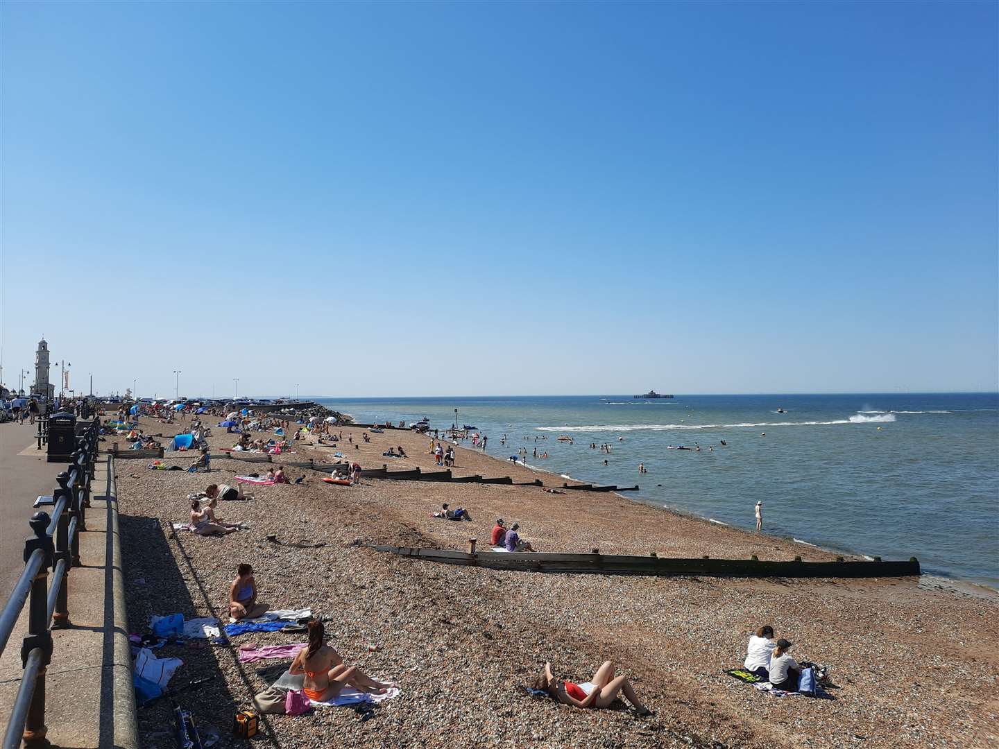 Crowds have turned out to enjoy the sun on Herne Bay's beach (39601050)