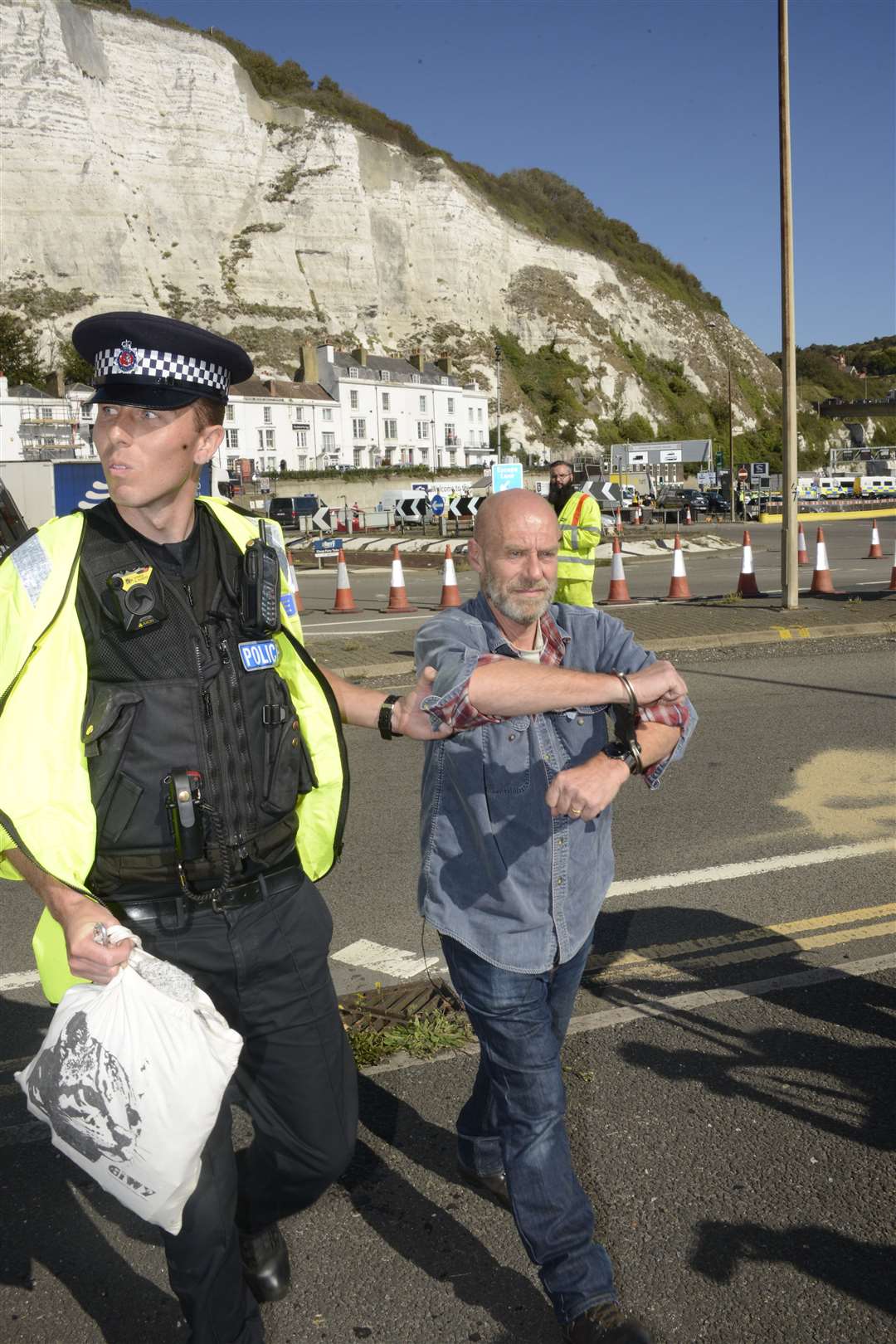 Dover Townwall street to Dover docks Extinction Rebellion protest.Police make their first arrest.Picture: Paul Amos. (17136684)