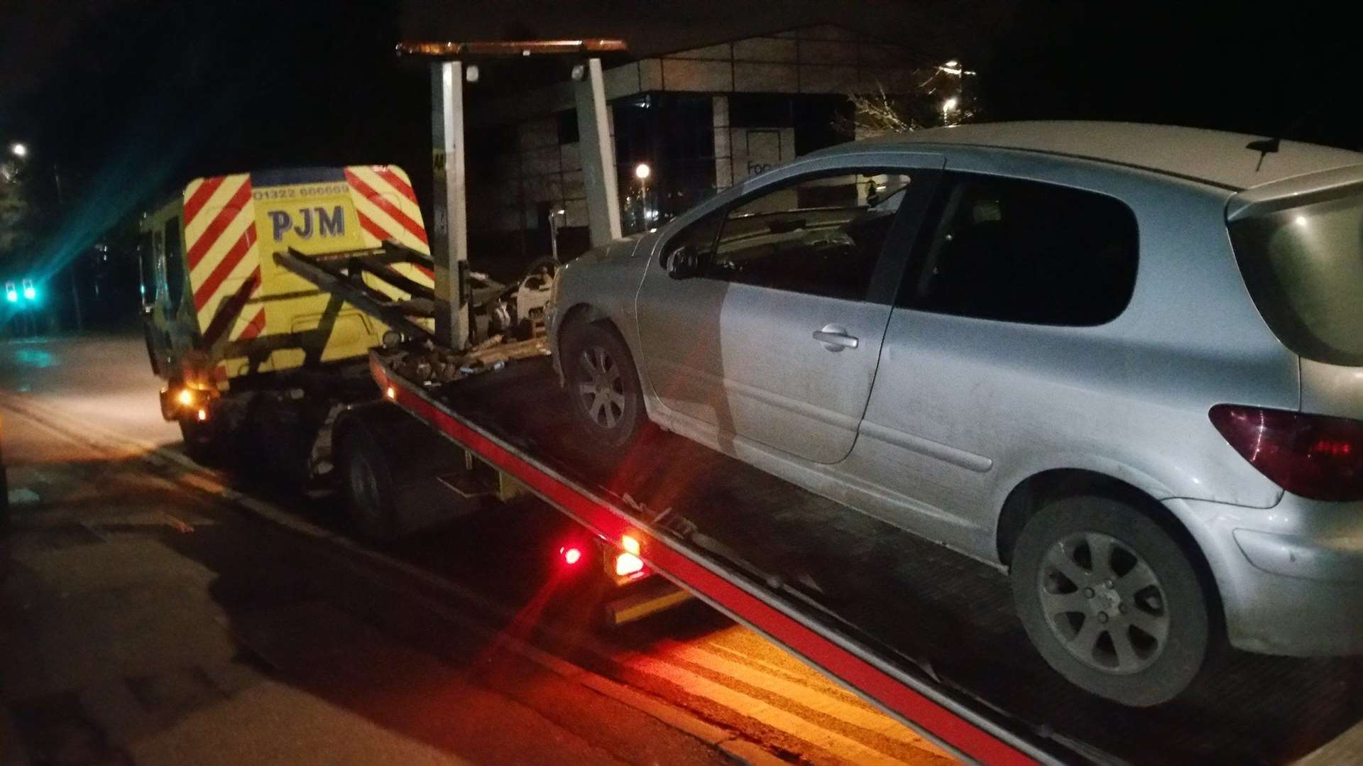 The vehicle is towed away (26458862)