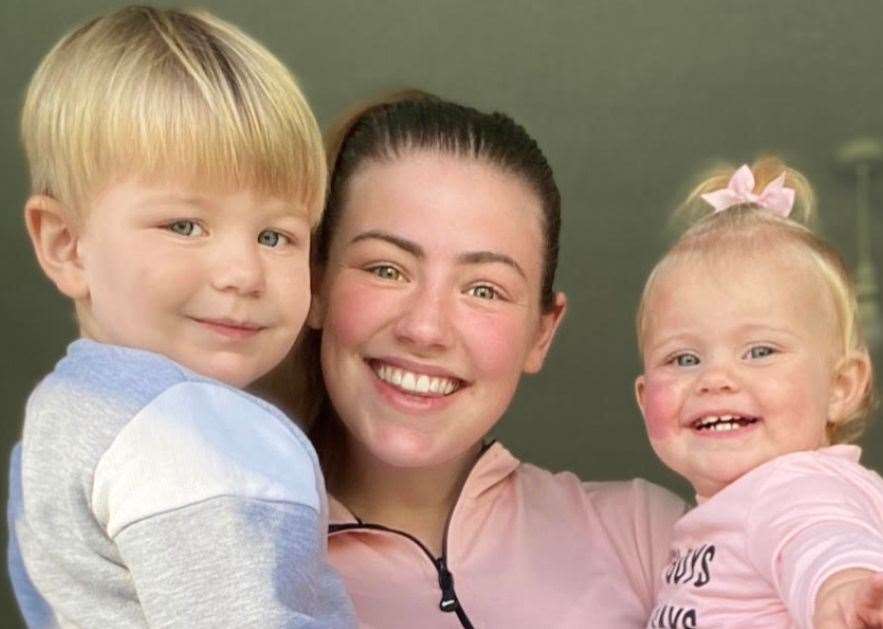 Amy Metcalfe with her two children Jimmy and Macie