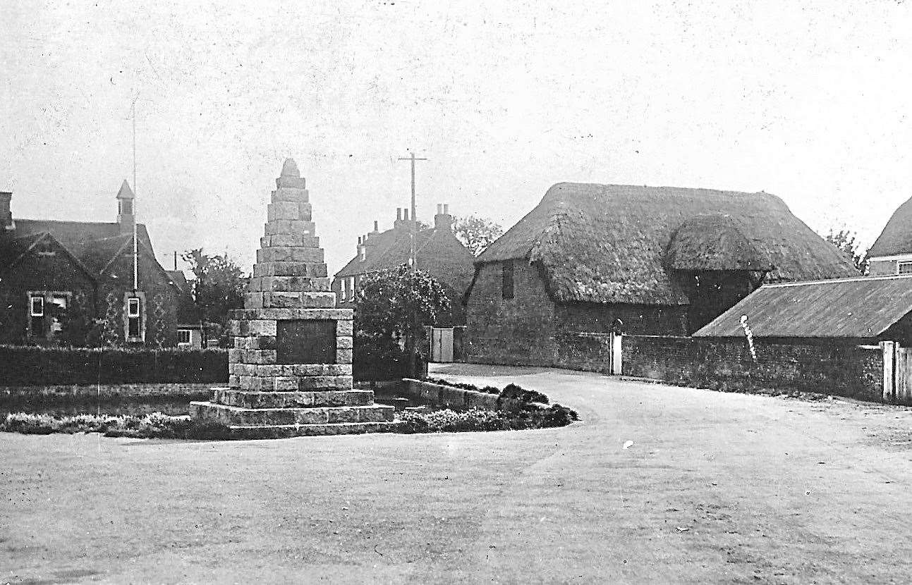 Old postcard view of Worth War Memorial which was unveilled in 1920 (43020601)