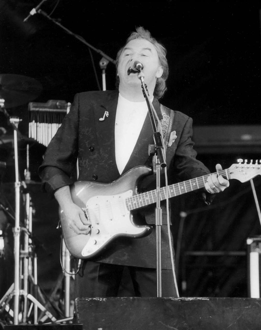 Gerry Marsden of Gerry and the Pacemakers entertaining the crowd