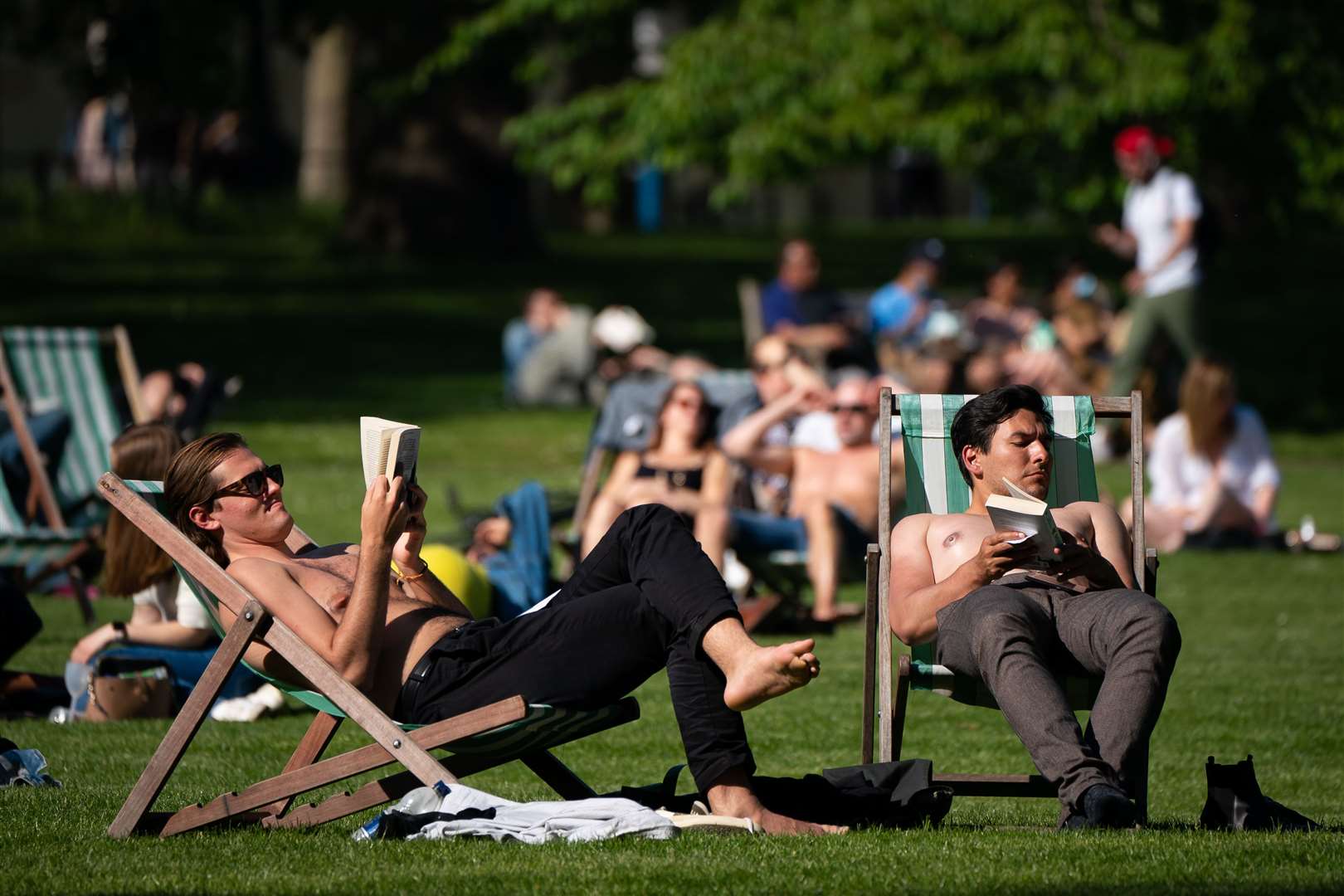 Members of the public enjoy the sun in St James Park (Aaron Chown/PA)