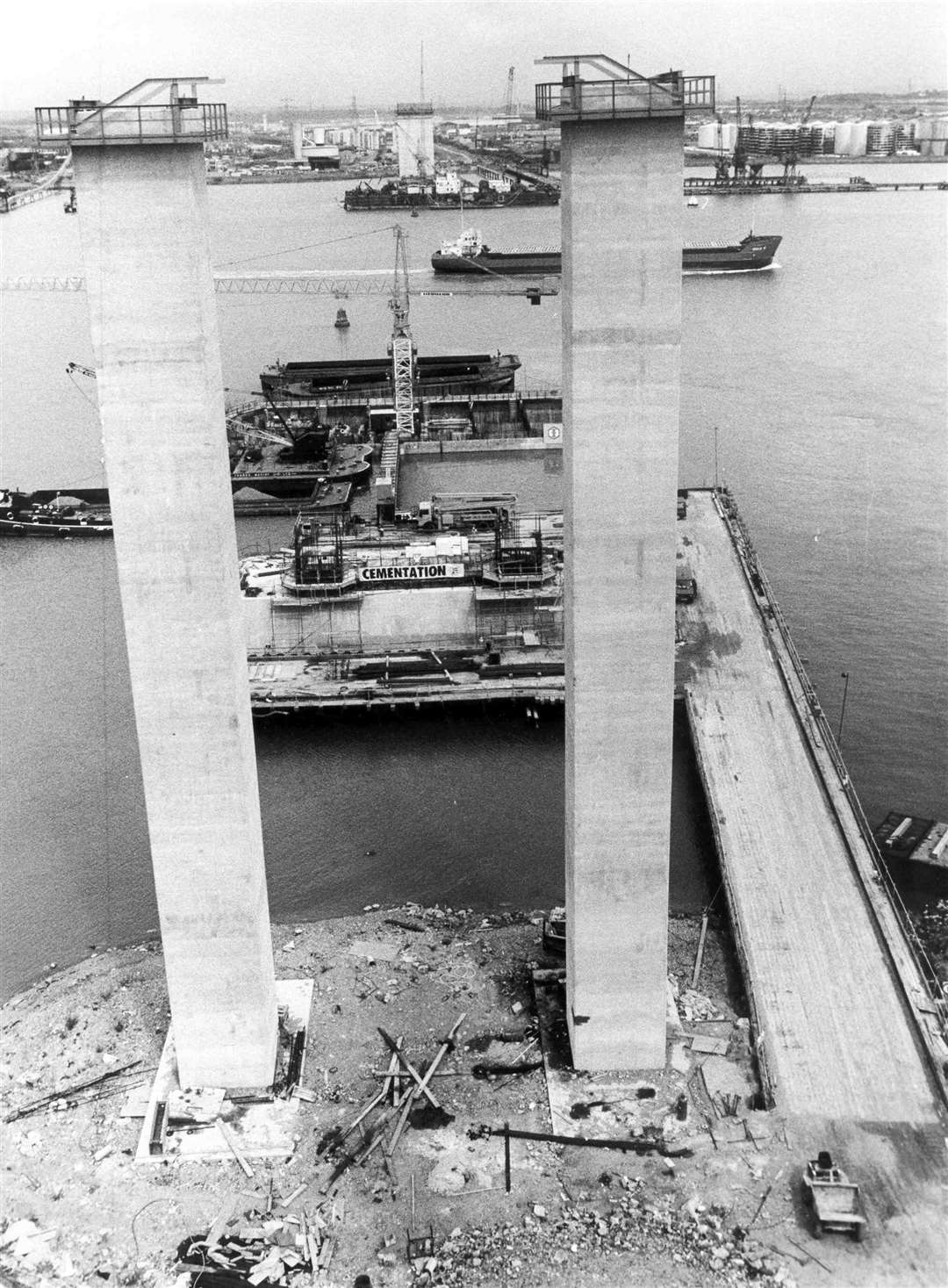 Construction of the Queen Elizabeth bridge in 1989. Two 25-metre concrete caissons were sunk into the river bed, capable of withstanding the impact of a 65,000 ton ship