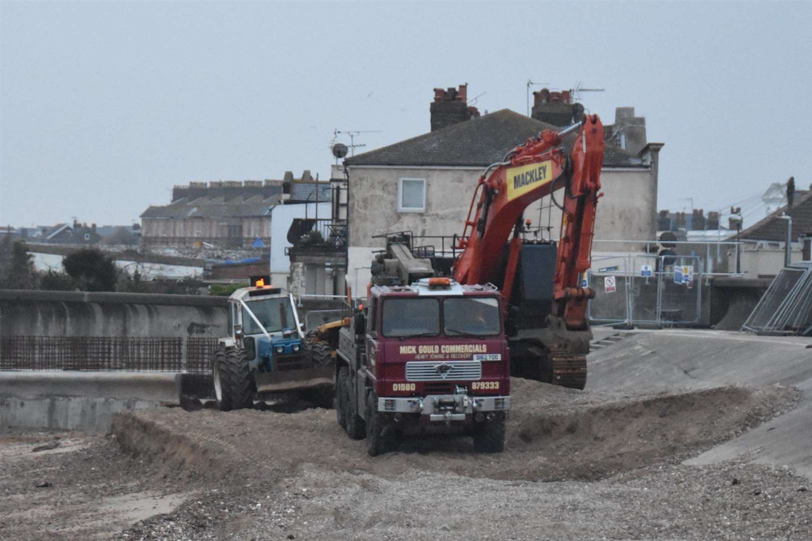 Sheerness digger rescue: trucks get into position. Picture: Bob Richards (8313535)