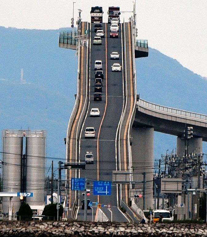 Eshima Ohashi bridge in Japan. Picture: PeteRawk (Imgur)