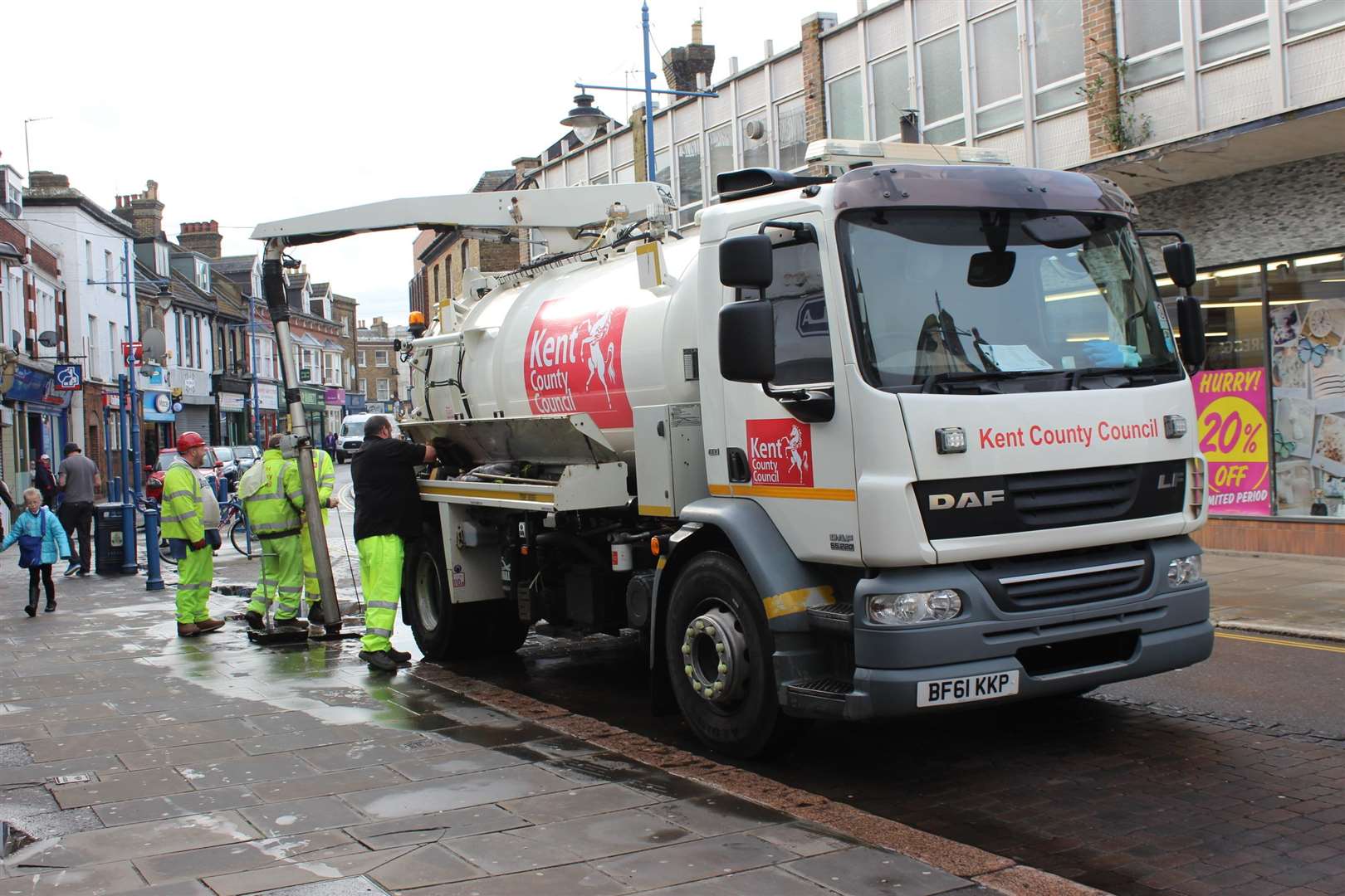 Drains being cleaned in Sheerness - April 2016 (5959987)