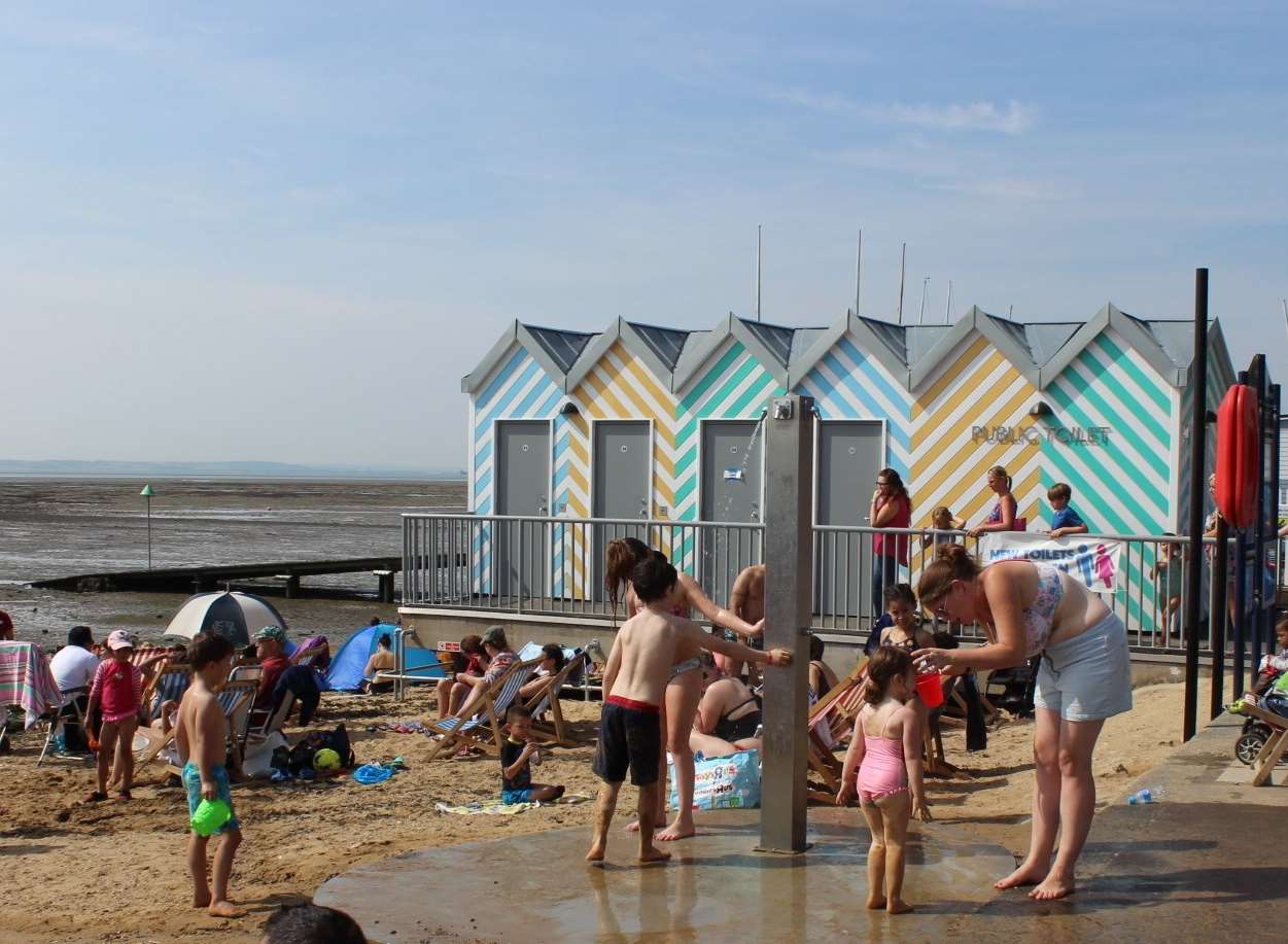 Southend: Outside shower to remove sand and row of public toilets on the beach