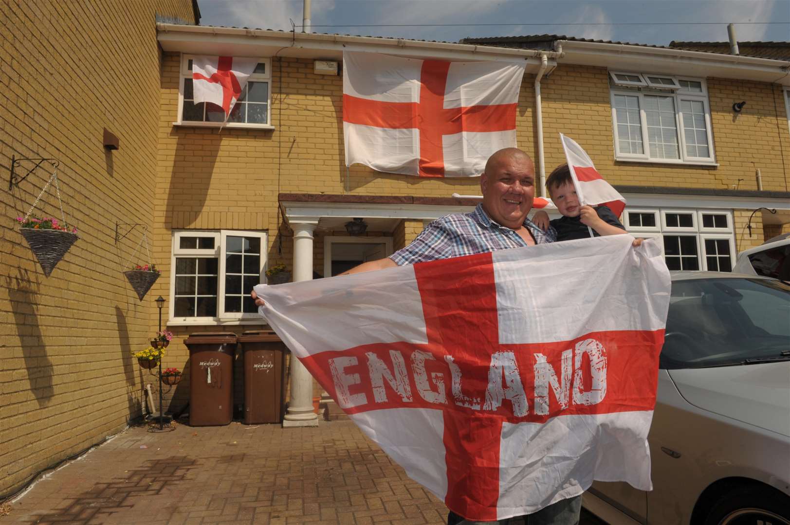41, Southwark Road, Strood..Dan Ware with his flags..Picture: Steve Crispe. (2924230)