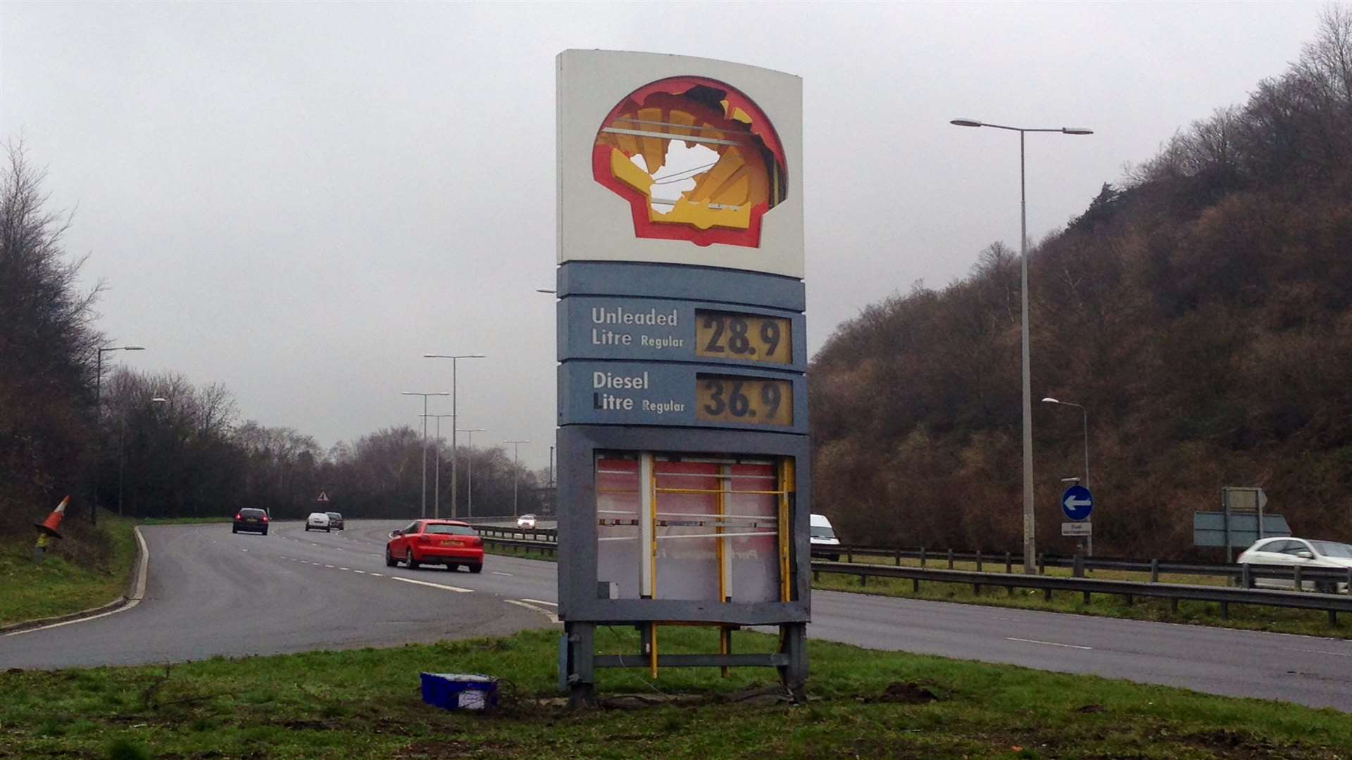 Damage to the Shell sign at Blue Bell Hill