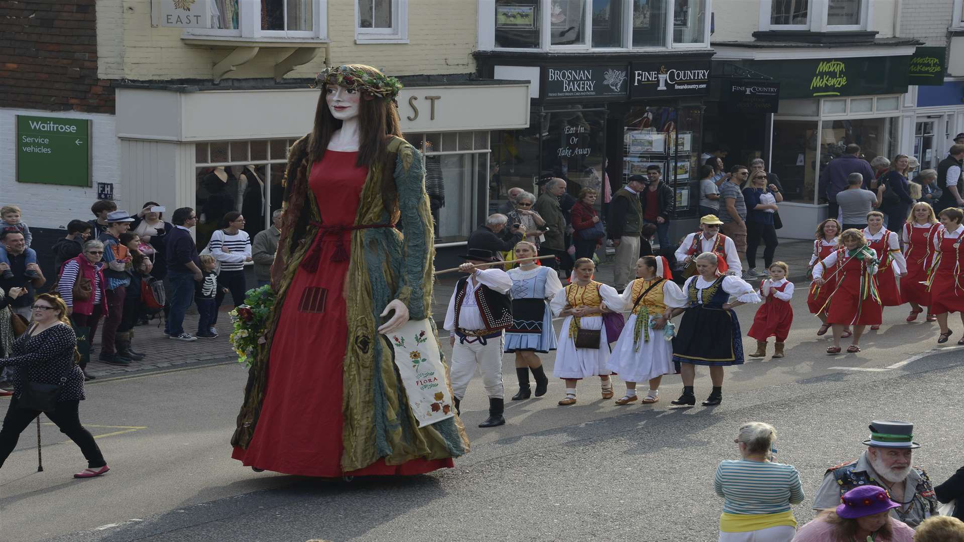 Flora the Singleton giant takes part in the folk festival parade