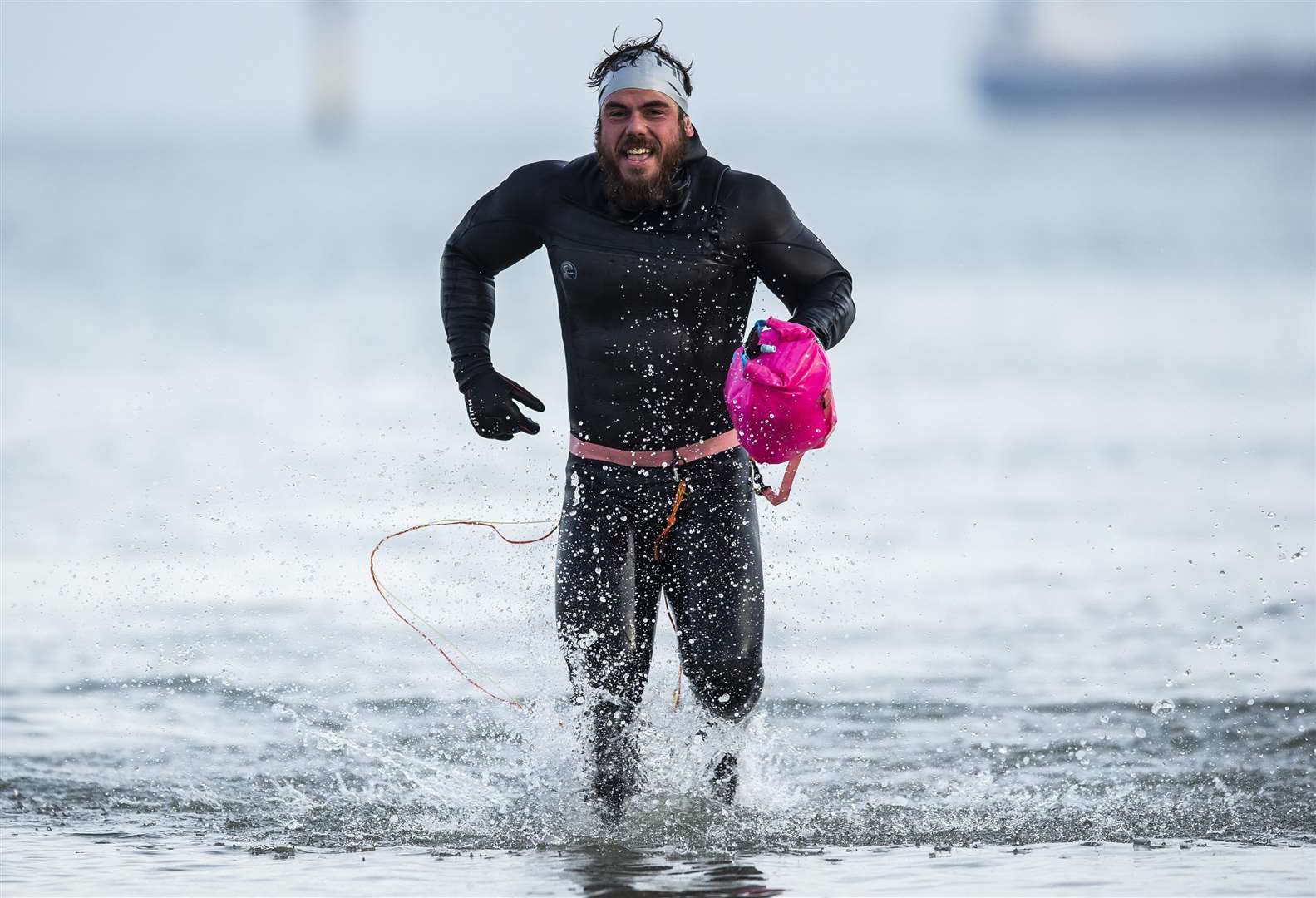 Ross Edgley runs to the finish of the Great British Swim in Margate, UK on November 4th 2018. // Alex Broadway / Red Bull Content Pool // AP-1XDMAH7EN2111 // Usage for editorial use only // Please go to www.redbullcontentpool.com for further information. //. (5995969)