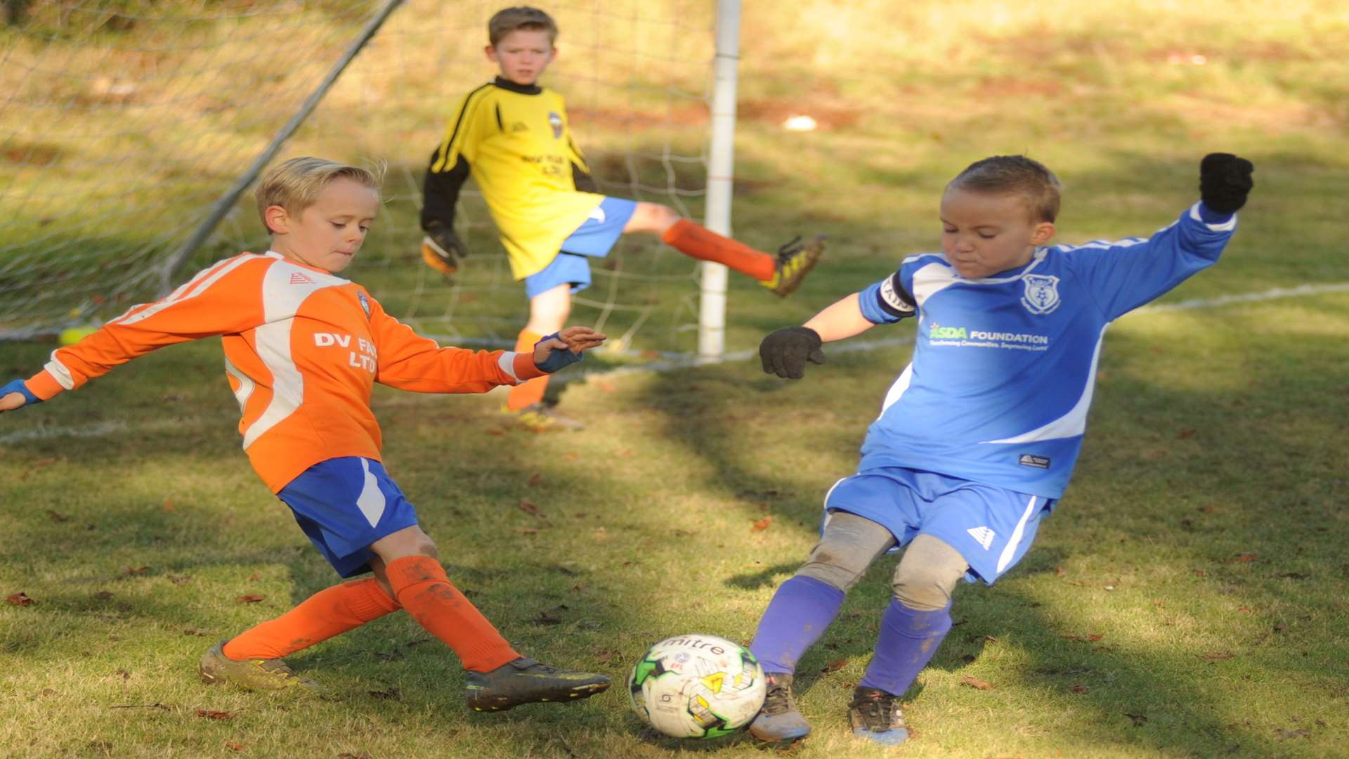 Cuxton 91 Scorpions under-8s and New Road Giants under-8s contest possession Picture: Steve Crispe
