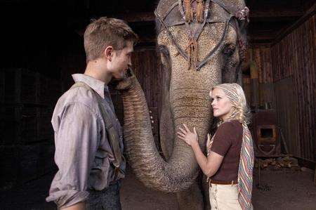 Reese Witherspoon as Marlena and Robert Pattinson as Jacob in Water For Elephants