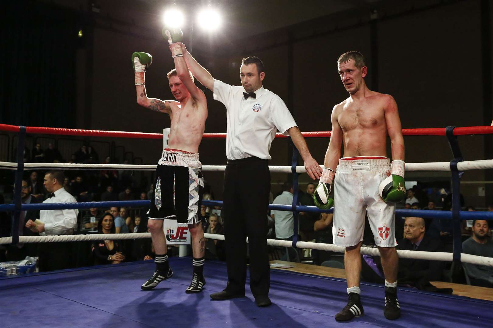 Ricky Leach contre Aivaras Balsys dans un combat de poids coq Photo: Countrywide Photographic