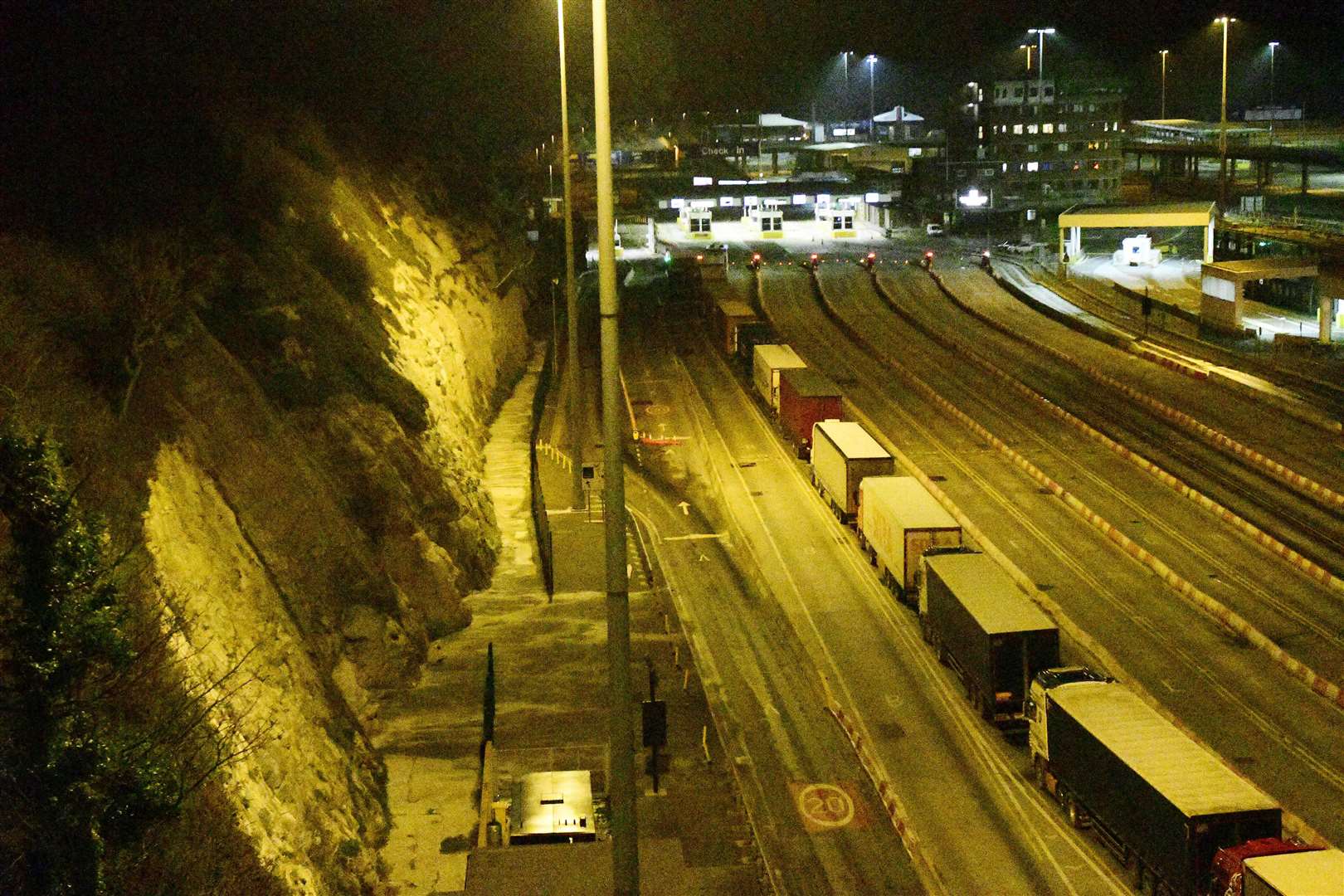 Lorries queue to be the first to leave the UK after Brexit..The United Kingdom officially leaves the EU at 11pm on Thursday 31st December 2021..Dover Harbour, Dover, Kent..Picture: Barry Goodwin. (43791227)