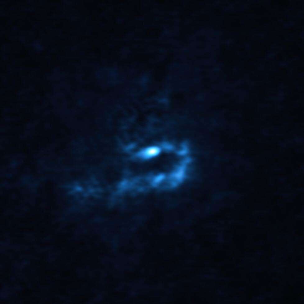 V960 Mon and surrounding dusty material was obtained with Alma (ALMA/ESO/NAOJ/NRAO/Weber et al)