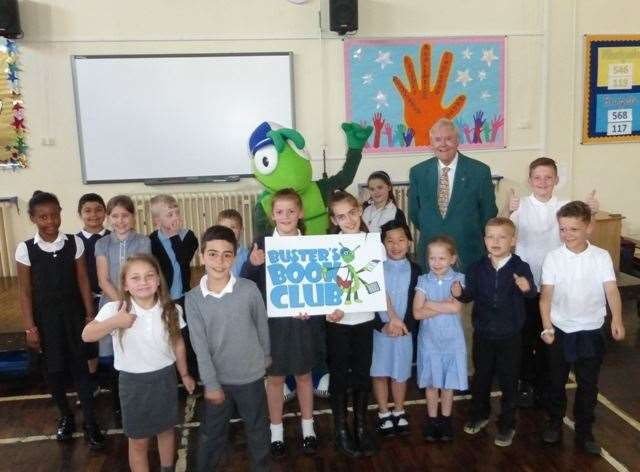 Parkside Community Primary School pupils with free-entry vouchers to Wildwood animal park, Canterbury Rotary Club president Harry Cragg and Buster’s Book Club mascot Buster Bug (9478153)