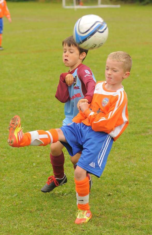 Cuxton 91 Red Devils (Orange) versus Wigmore Youth Wanderers in under-8 action