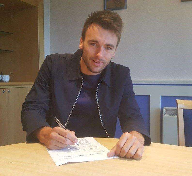 Josh Rees signs his Gills contract Picture: GFC