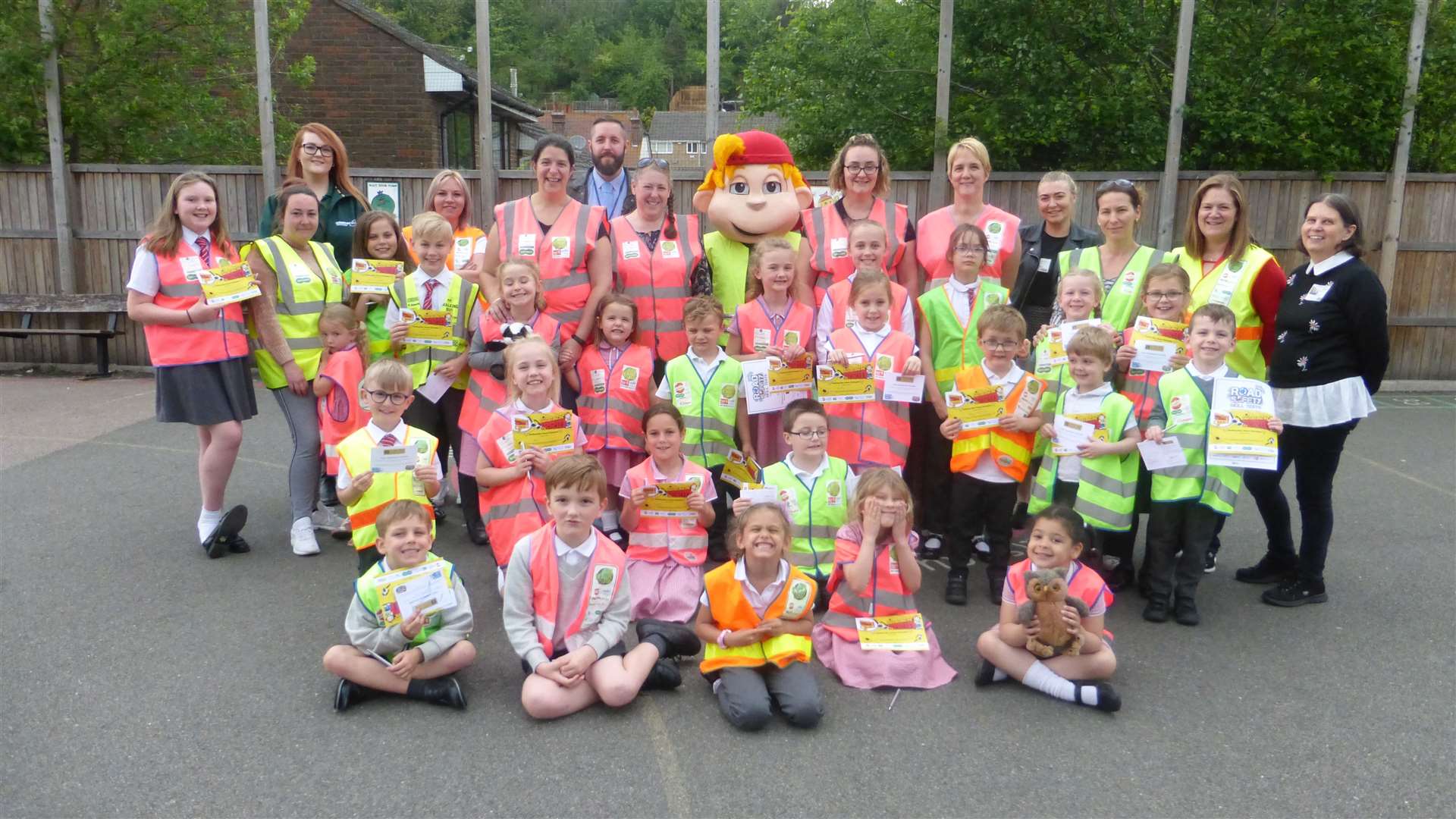 KM Walk to School campaign mascot Sam joins Walderslade Primary and supporters at relaunch of the school's walking buses.