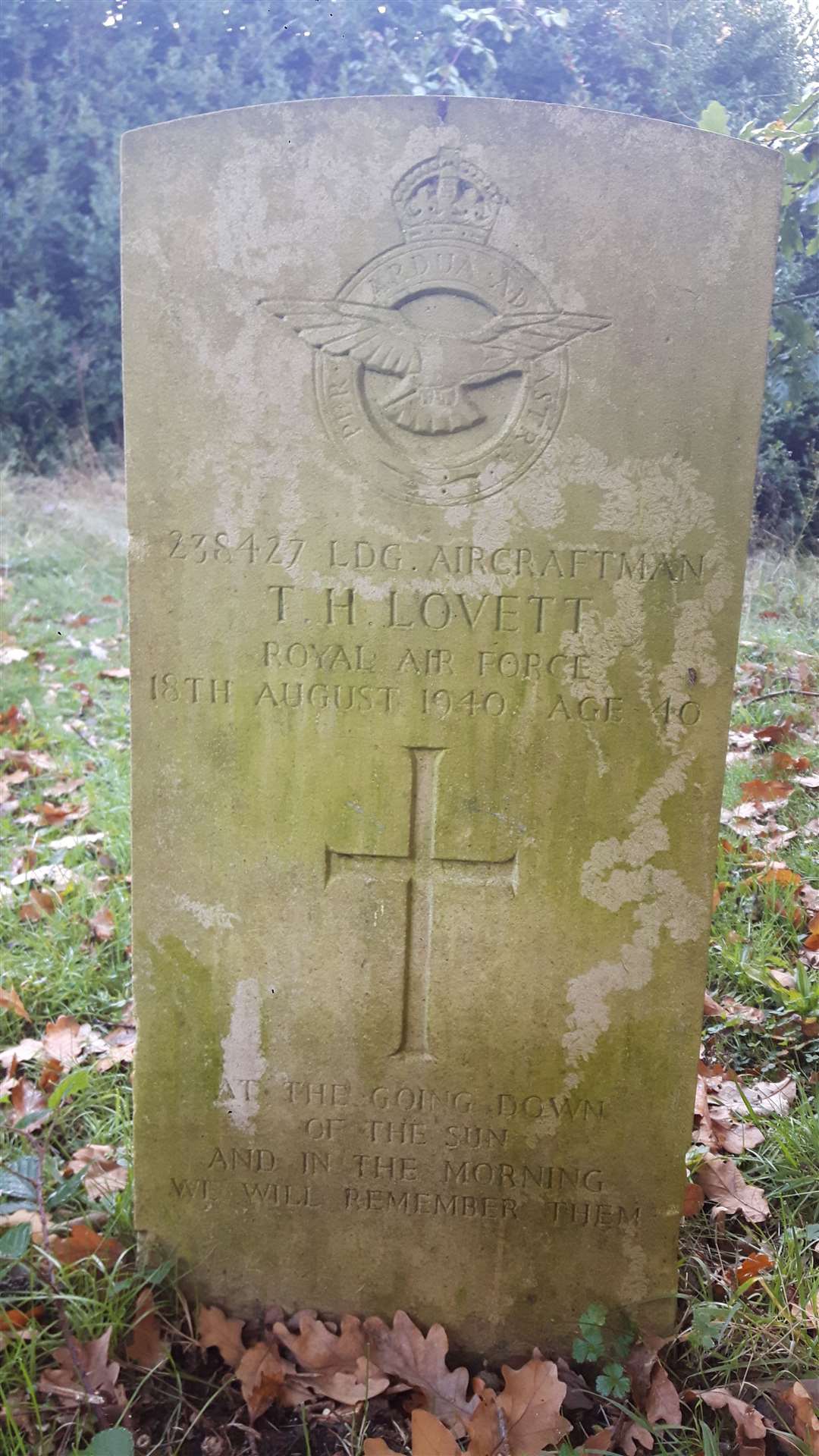 The gravestone of Leading Aircraftman Thomas Lovett in the cemetery at Barming Asylum (42835781)