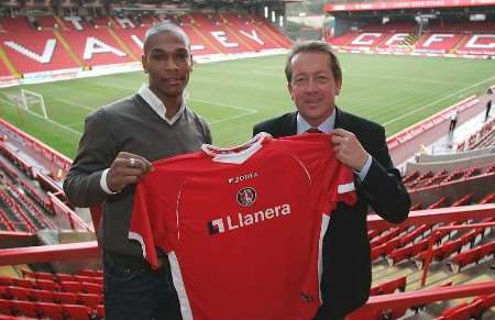 NEW STAGE: Marcus Bent is welcomed to The Valley by Alan Curbishley. Picture: RICHARD EATON